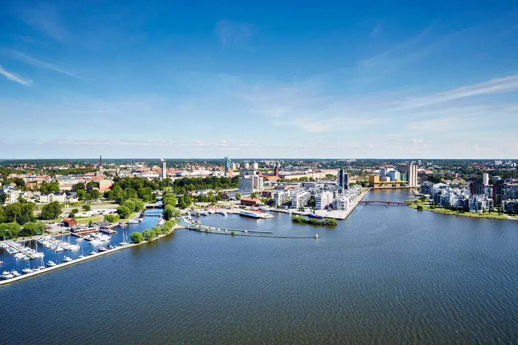 Västerås hamnområde vid Mälaren med exempel småbåtshamn, restauranger, Lillåudden